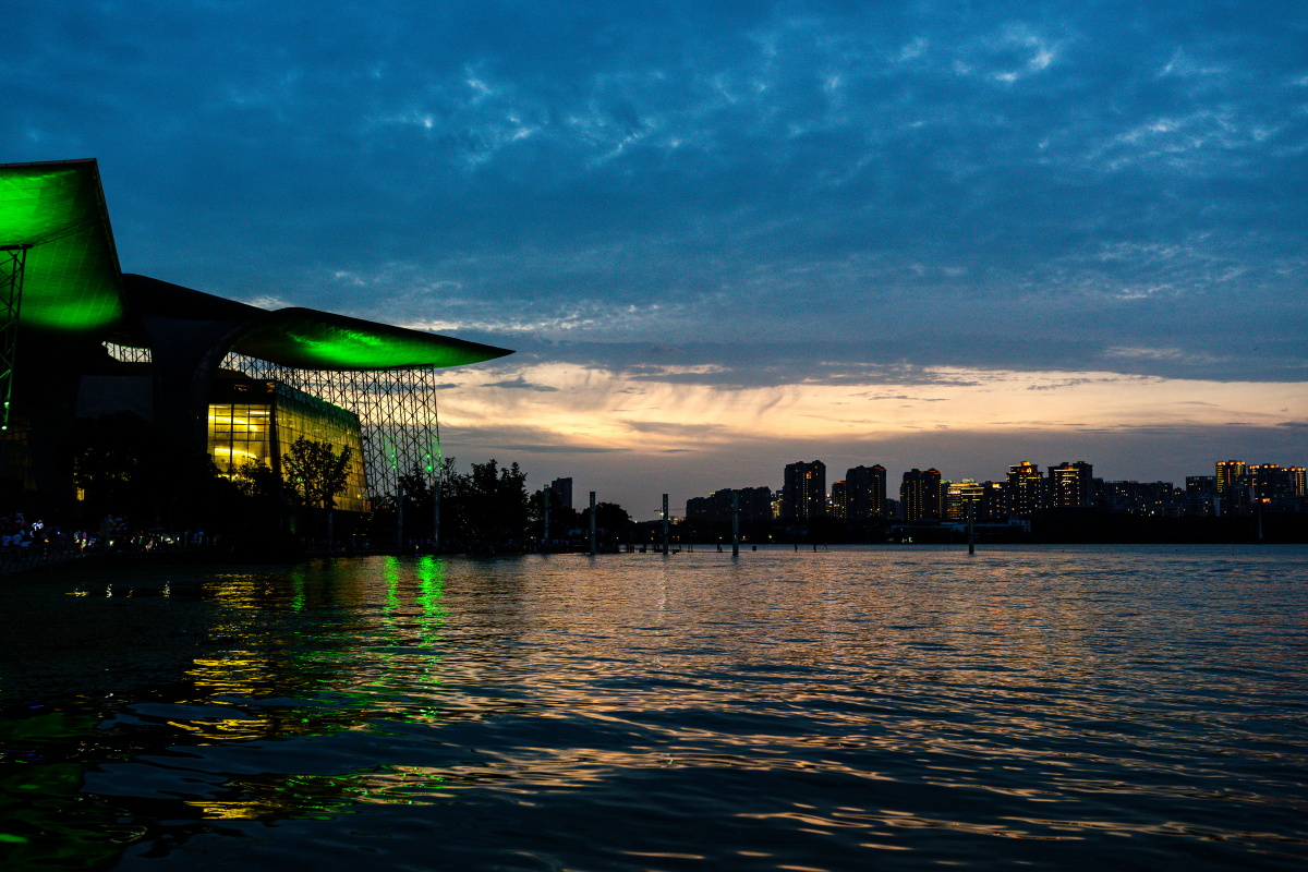 夜幕下的无锡大剧院