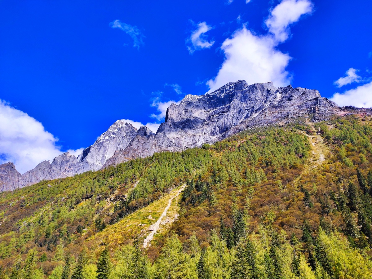 布达拉峰海拔5300米第四纪冰川运动的杰作