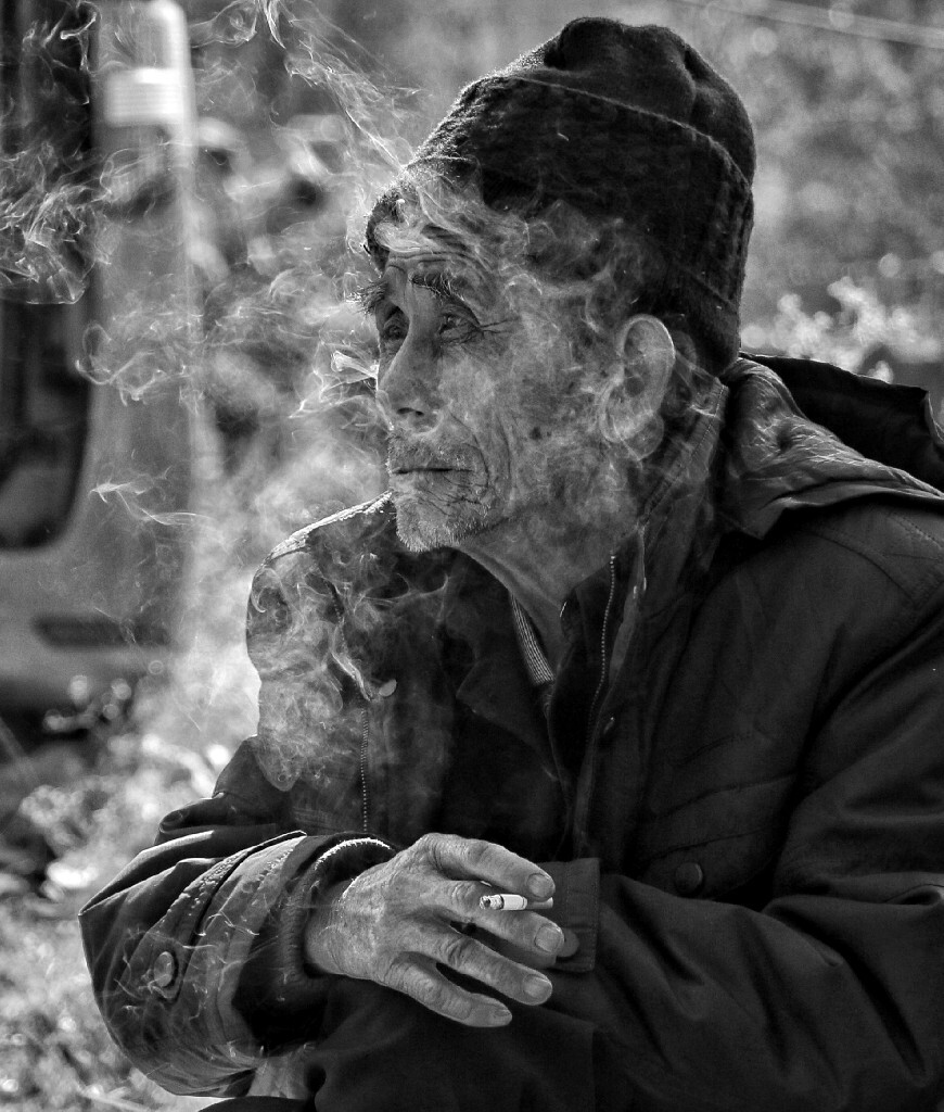 这张图片拍摄于正月15的赶集，天气很冷，这位老爷爷在市场上摆着一个小摊子，卖的是烟草，很少有人停下驻足，而老人也是望着远方，皱纹很深，眼眸却很亮，一看这便是有故事的人，走进与他交流最后发现其实老爷爷真的经历过很多，他年轻的时候是个老兵......这张咔嚓下的图片记录了他，也是讲他的故事记录给了我。