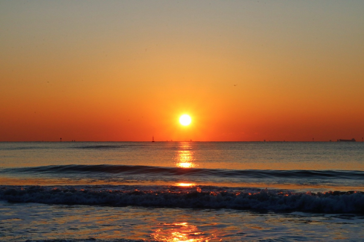 日出东山落戴河日复一日新年迎春未辞岁年复一年摄于东山浴场北戴河