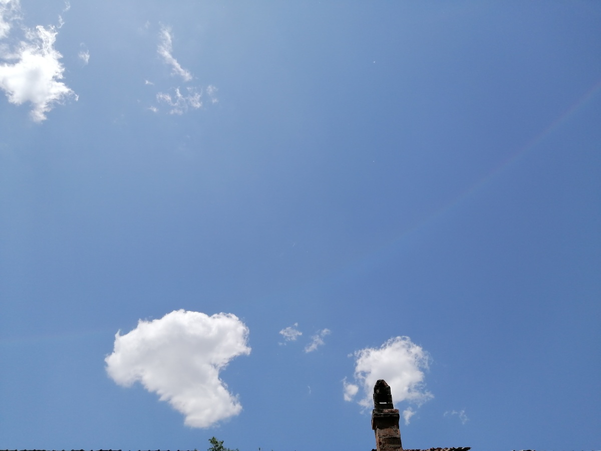 实拍蓝天白云人家