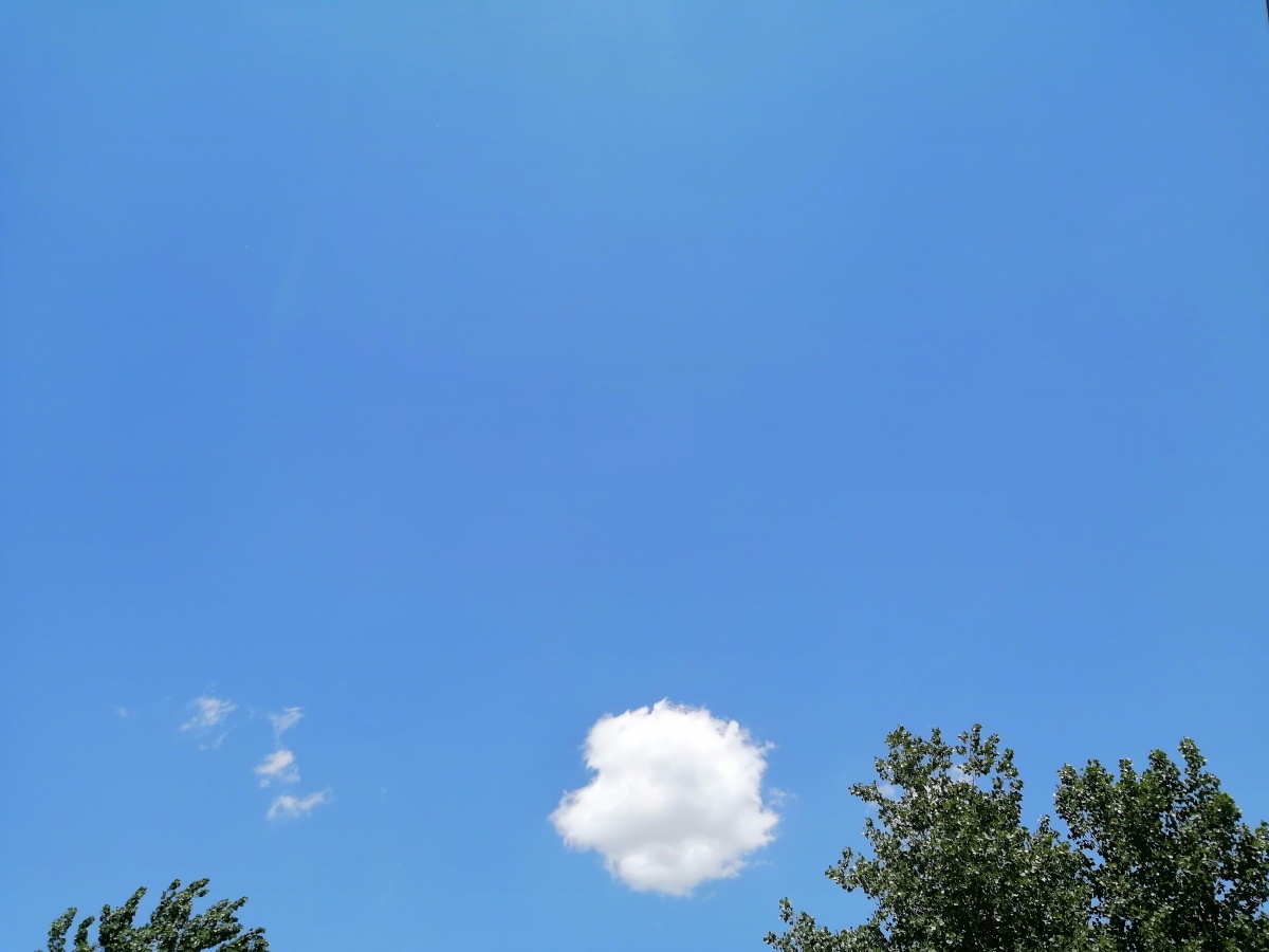 实拍蓝天白云人家