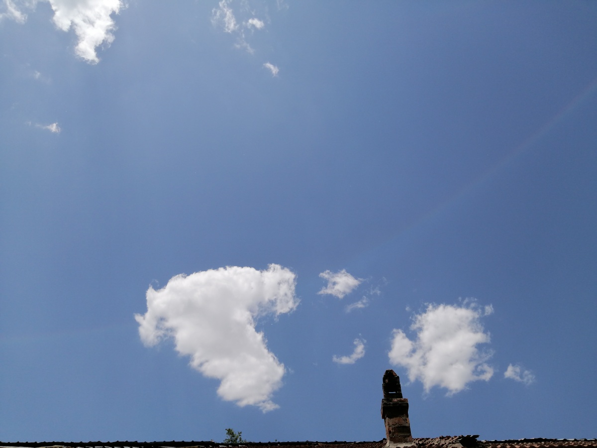 实拍蓝天白云人家