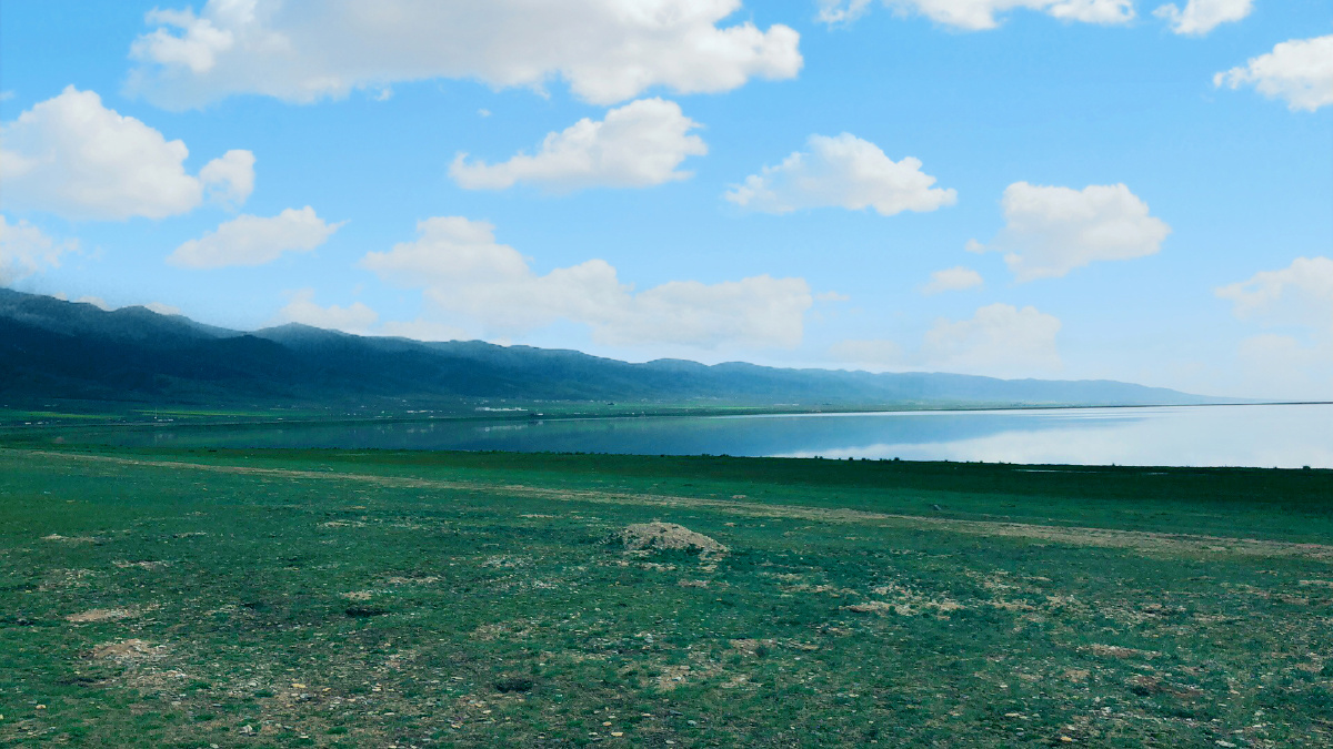 青海湖天地一线间