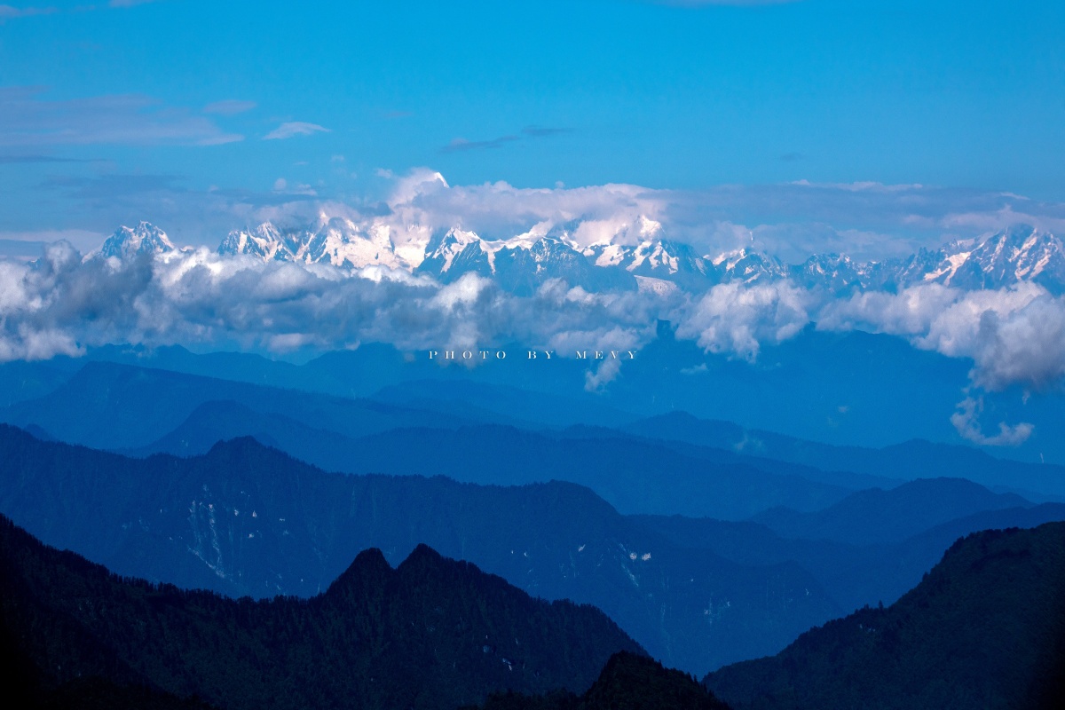 峨眉山远眺贡嘎雪山群峰 - mevy张 - 图虫