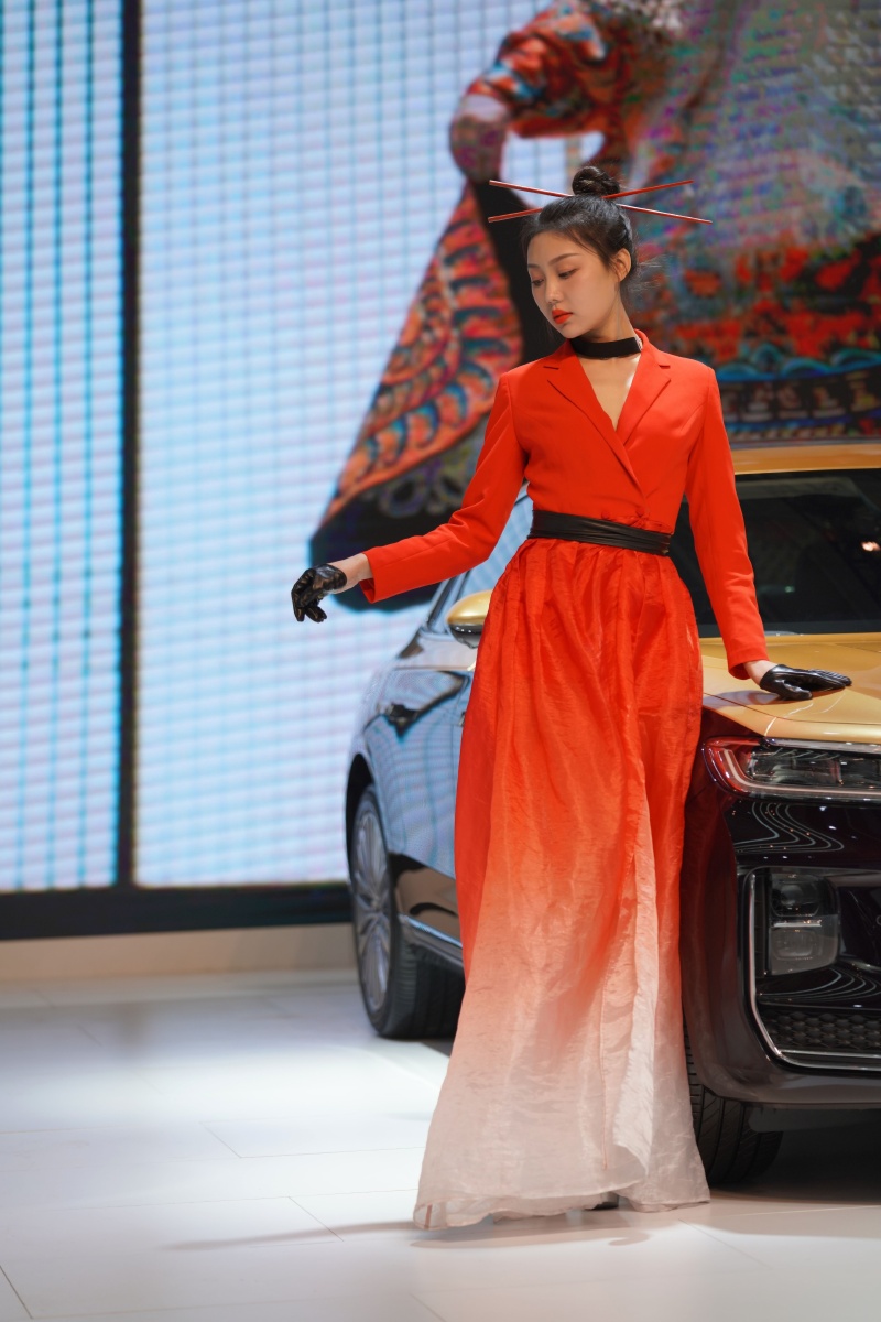 宁波车展红旗车模红艳艳