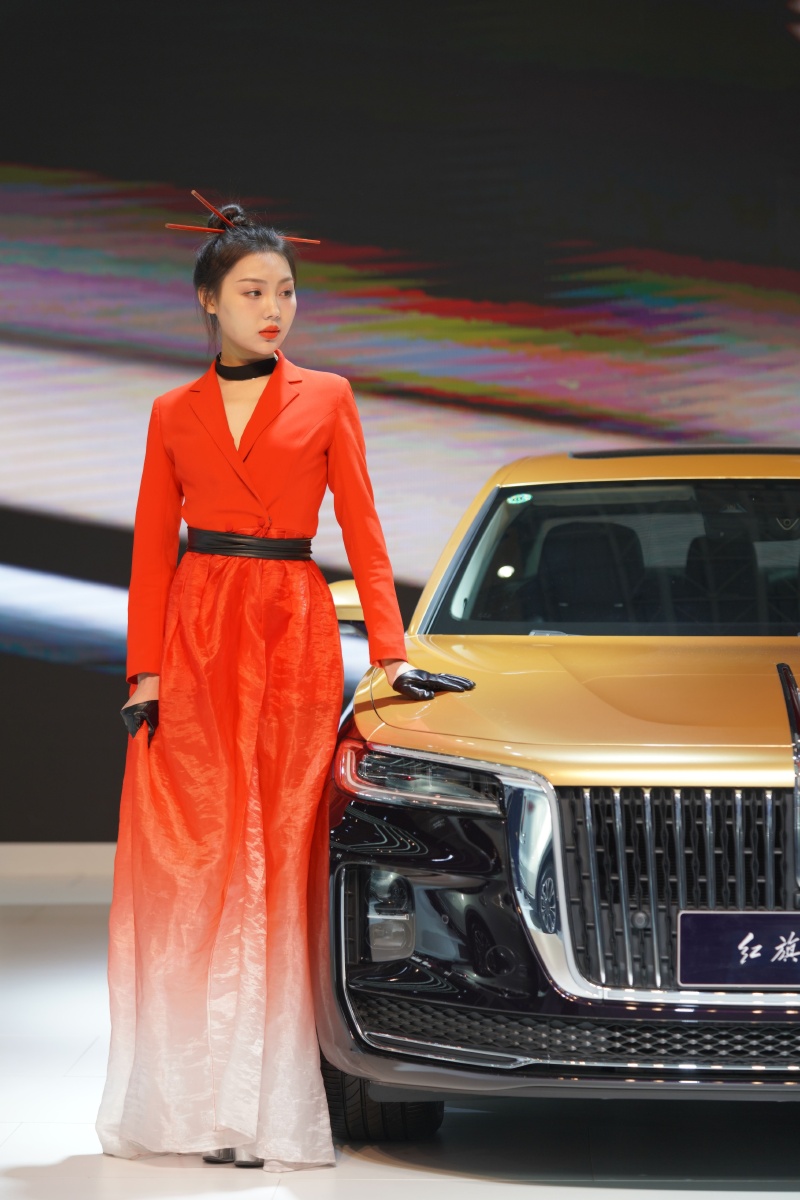 宁波车展红旗车模红艳艳