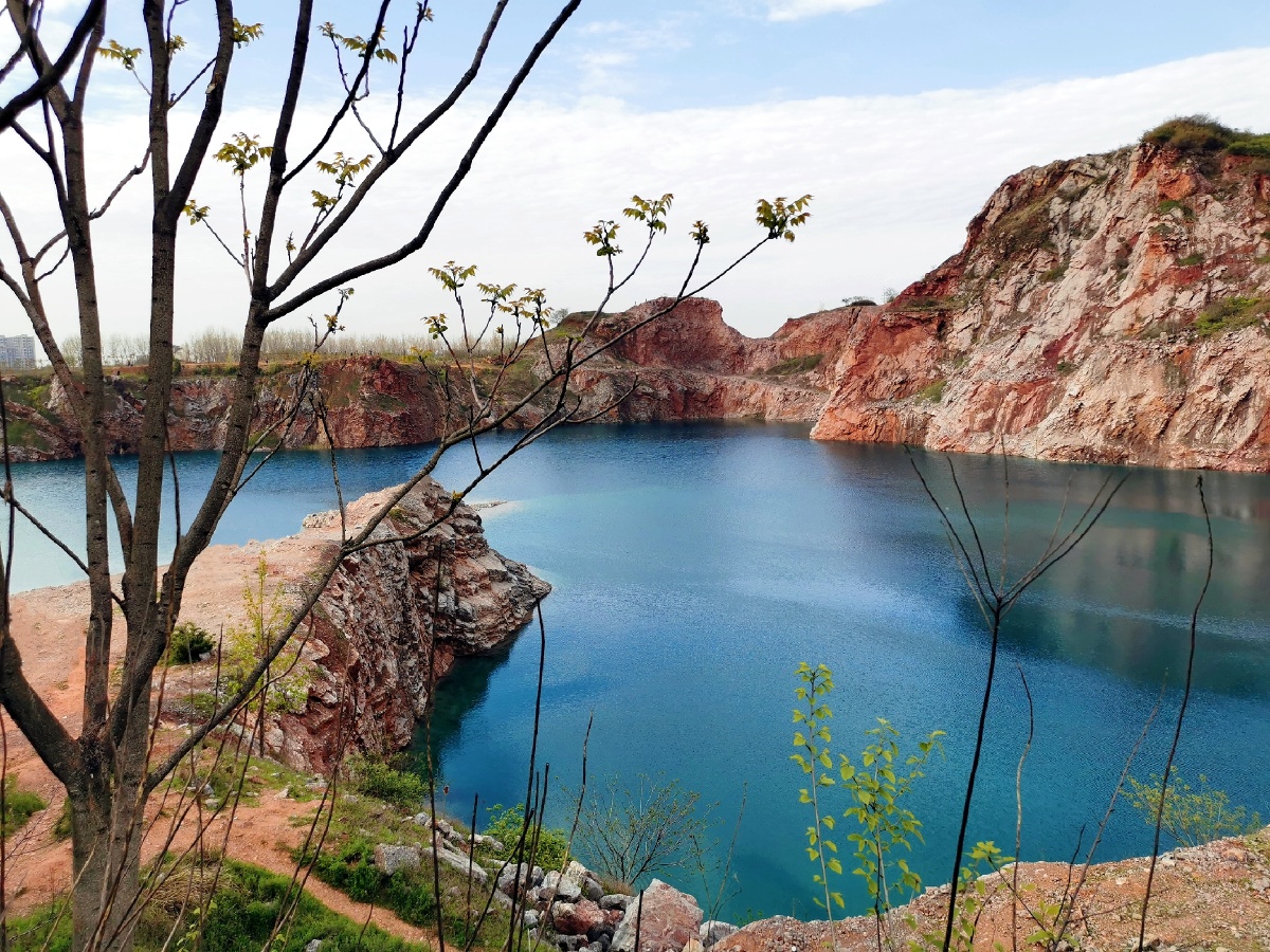 芜湖凤凰山废弃矿坑