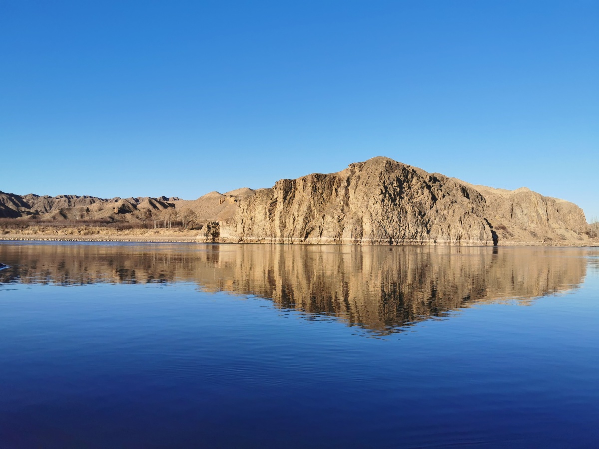 黄河上游,清澈到不敢相信的黄河水,倒映着西北高山的雄浑与荒芜