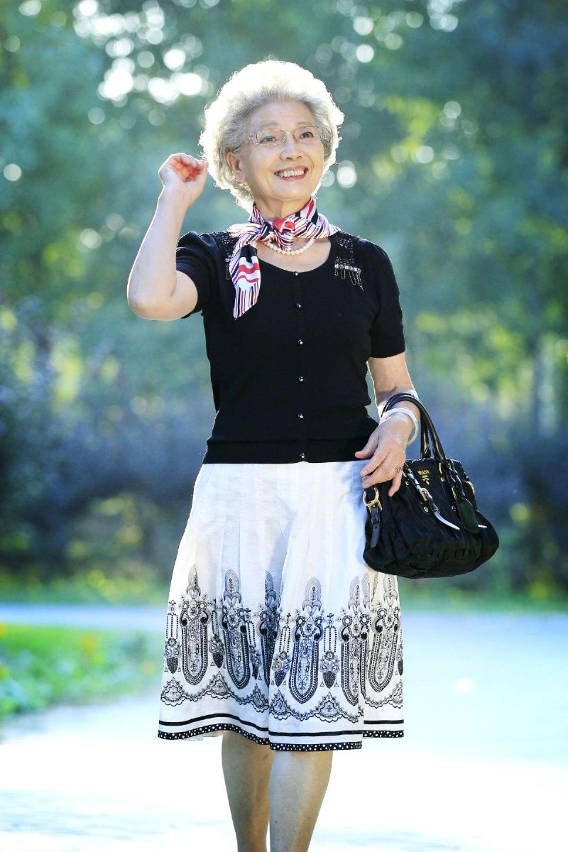 90高龄神仙奶奶 照片上神仙奶奶盛瑞玲今年已90周岁高龄了,看上去仍然