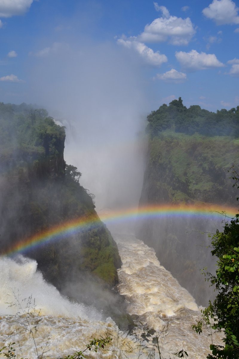 冲天的水雾在灿烂的阳光映照下折射出美丽的彩虹