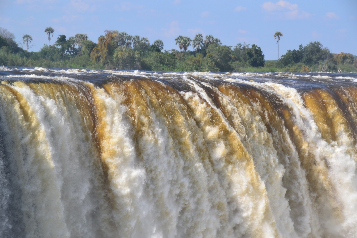 奔流入江不暂息