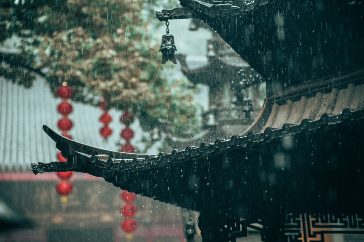 雨中寺院
