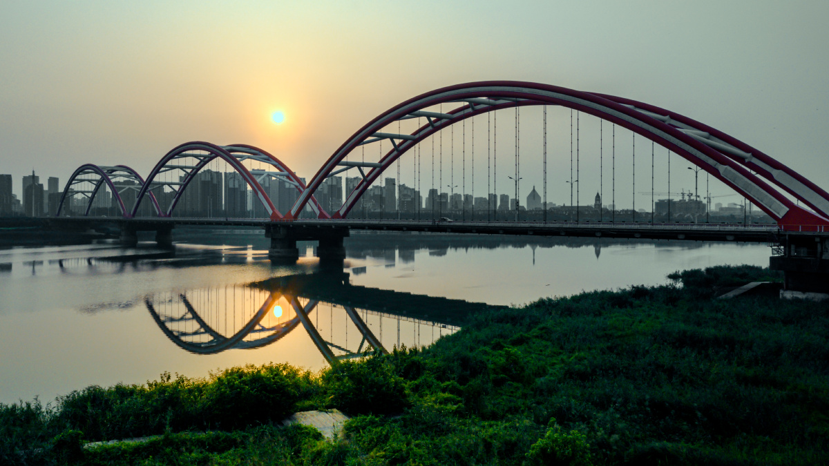 晨光中的彩虹大桥