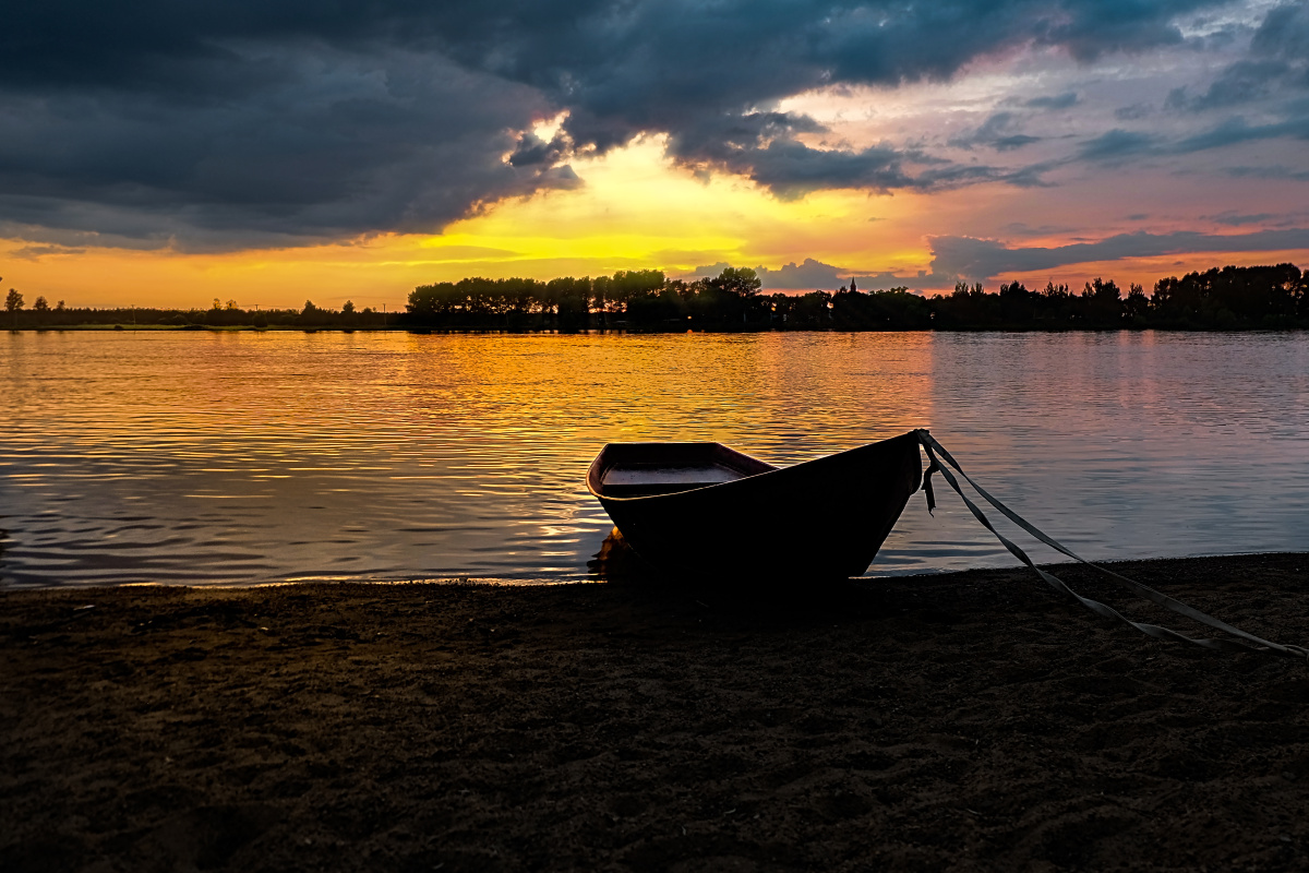 黄昏中孤独的小船