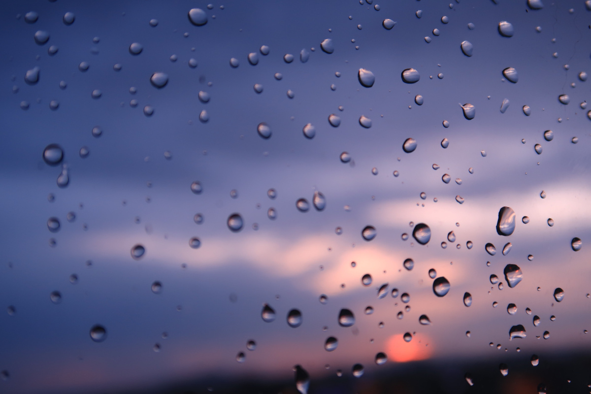 下完雨迎来晚霞玻璃上的雨滴拉满氛围感