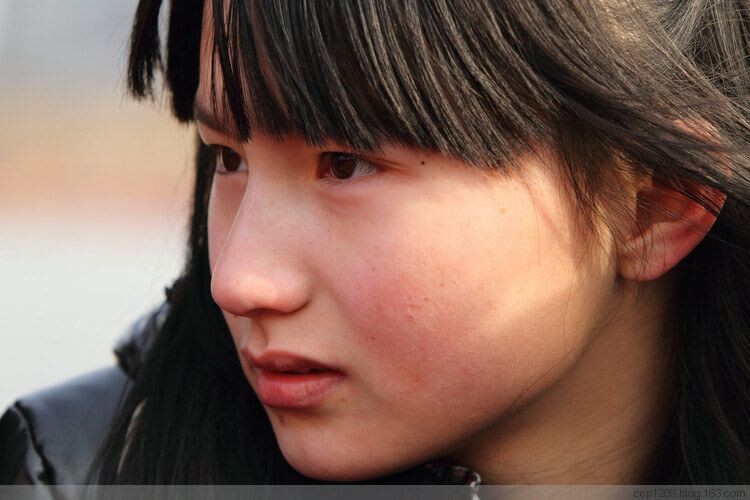 3160401038508719684<br />
庙会上抓拍的女孩,眼神中透着忧郁。