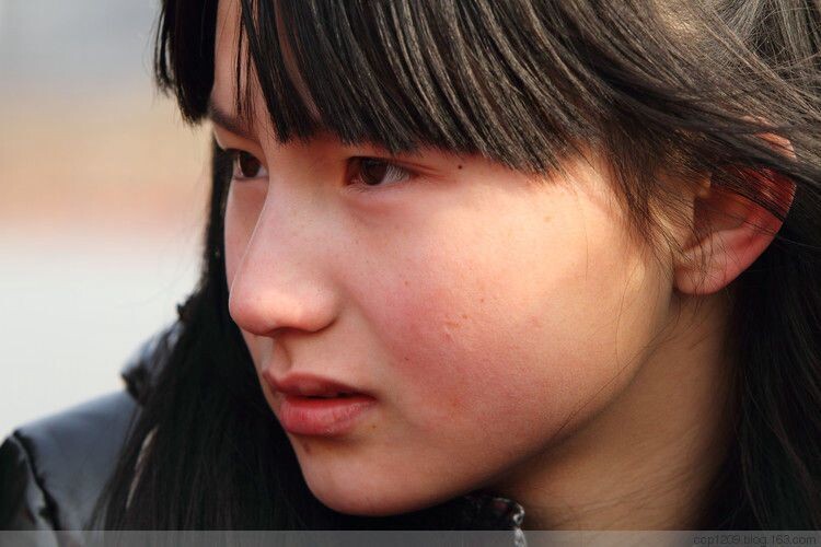 3235554857289564673<br />
庙会上抓拍的女孩，眼神中透着忧郁。