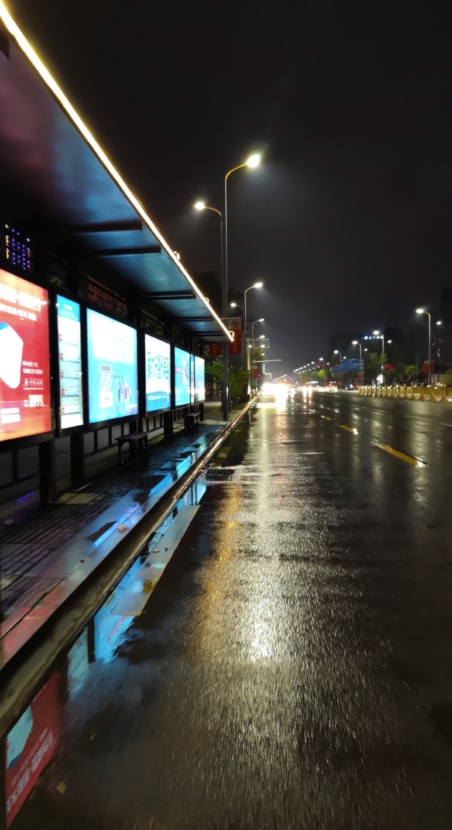 雨夜公交站