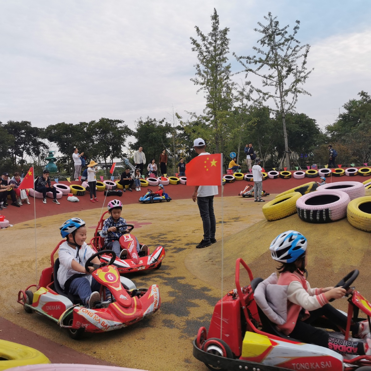 国庆儿童赛车五星红旗