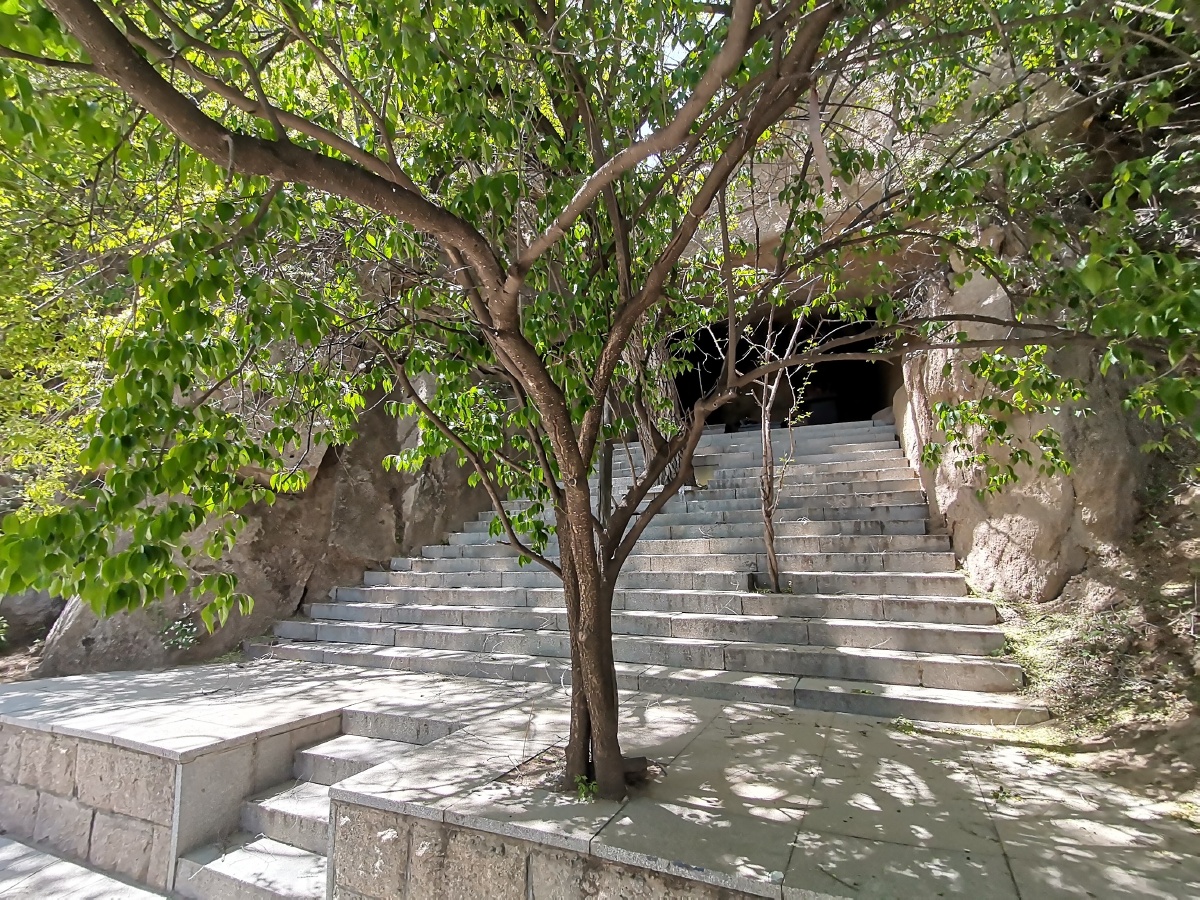 北京八达岭野生动物园内的佛岩寺宁静祥和佛音绕耳