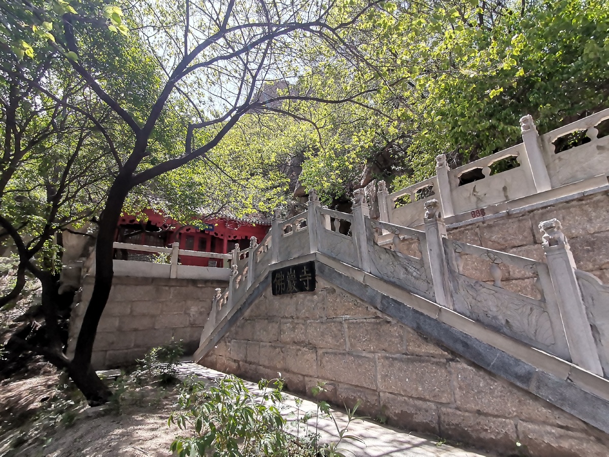 北京八达岭野生动物园内的佛岩寺宁静祥和佛音绕耳