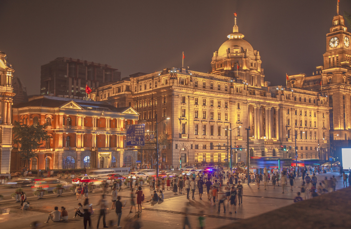 上海外滩车水马龙