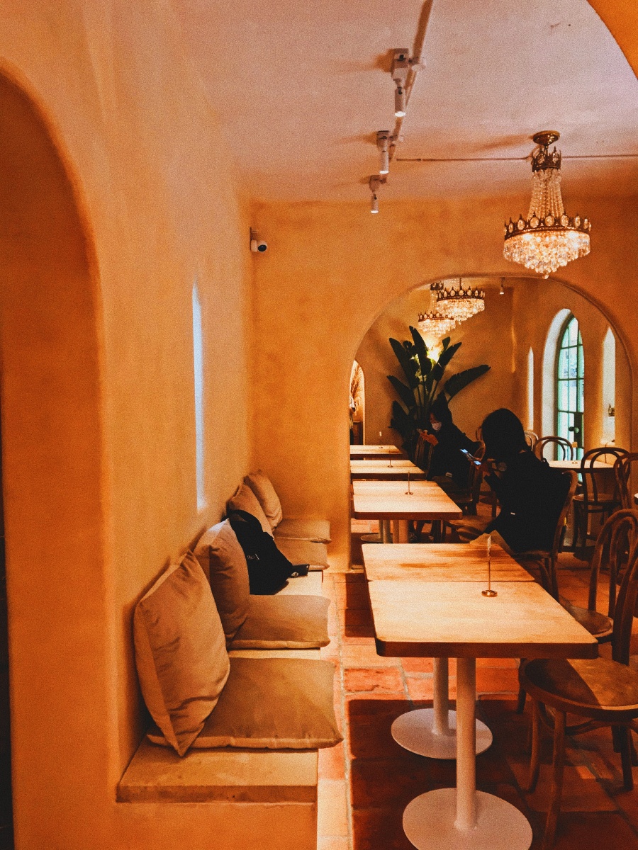 位于居民楼的一组法式咖啡店有一点韦斯安德森的色调