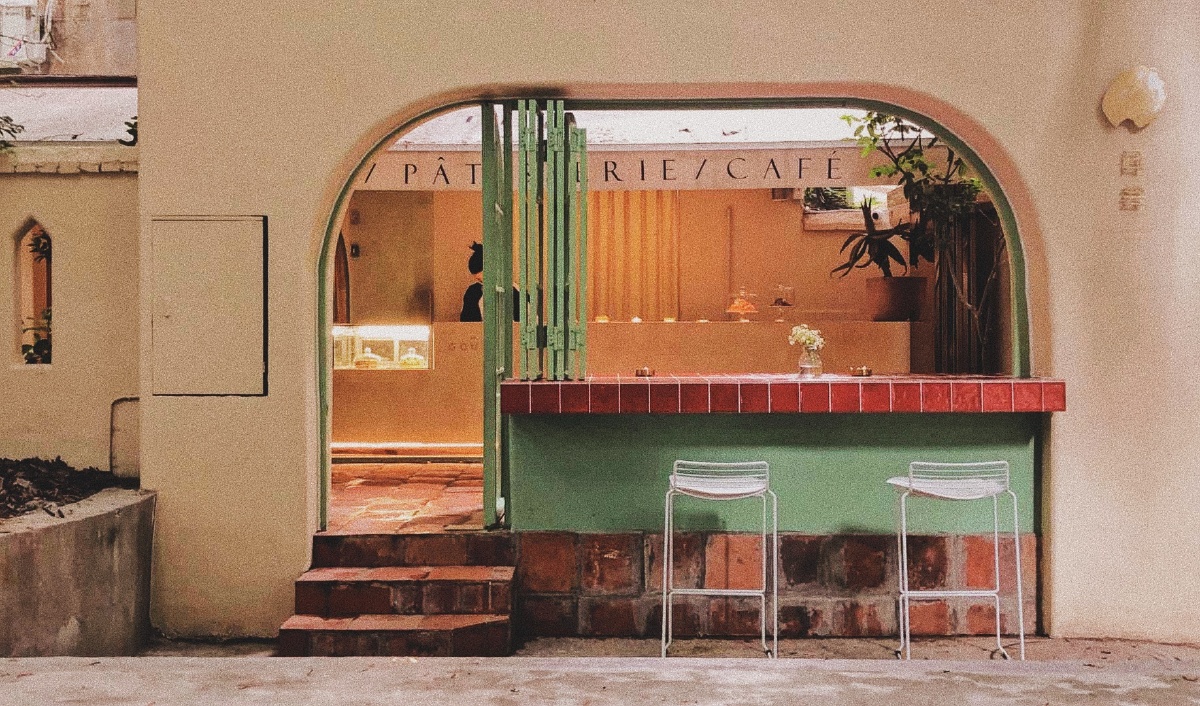 位于居民楼的一组法式咖啡店有一点韦斯安德森的色调