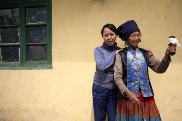 彝族母女