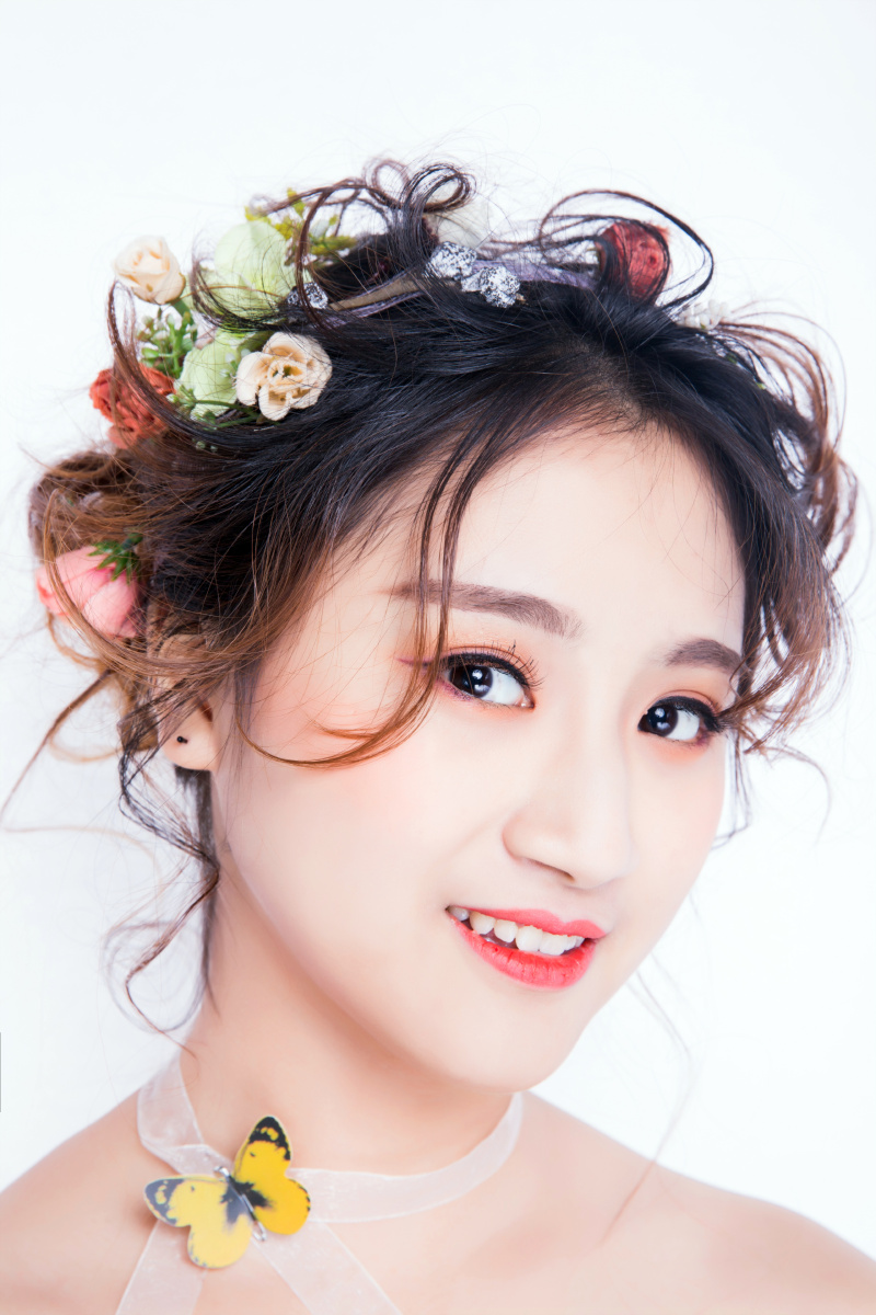 出镜:何智芳 化妆:小霞  摄影:小武 修图:小武