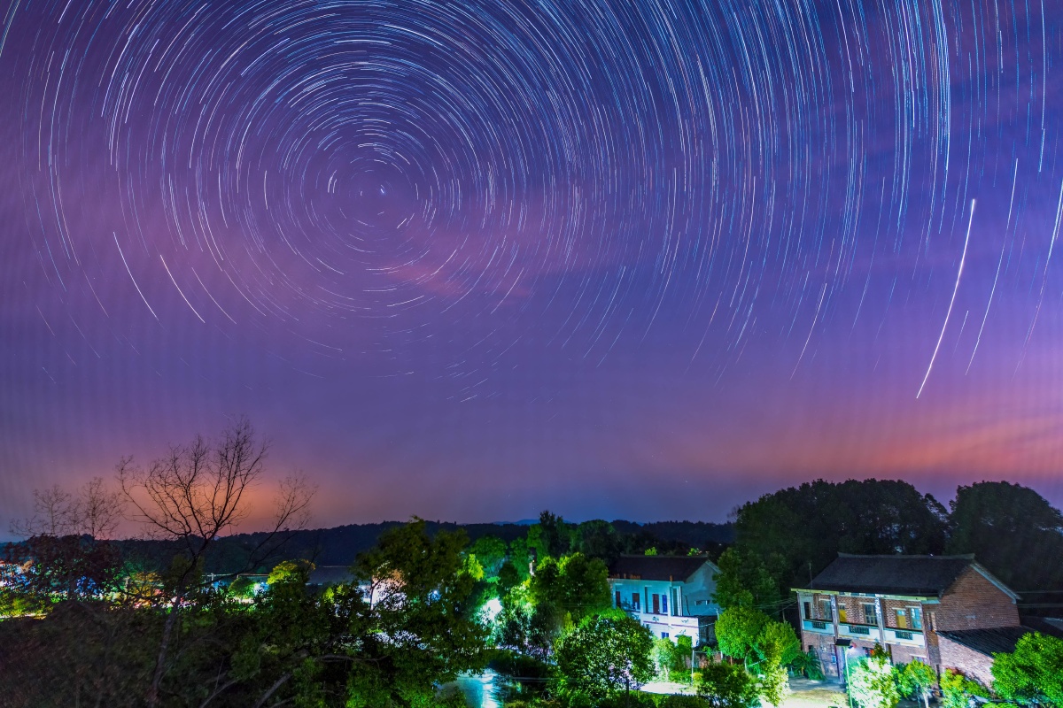 在老家深夜开门看到满天星光灿烂于是把相机架在楼顶上第二天早上收下