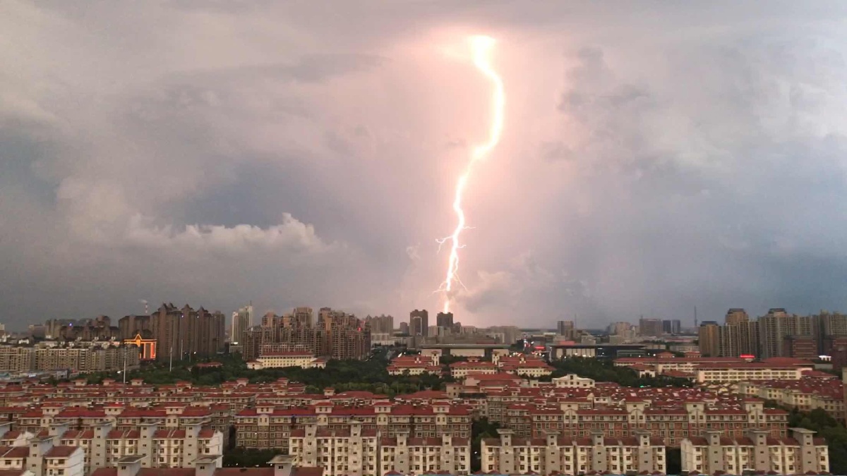 电闪雷鸣 风雨交加