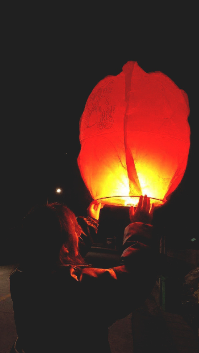 孔明灯寄托了女孩的思念和希望拍摄于:安徽省宣城市