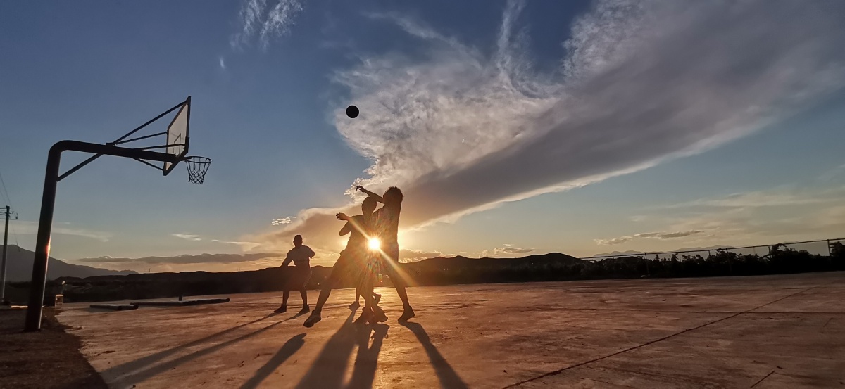 一组夕阳下活力四射的小伙打篮球