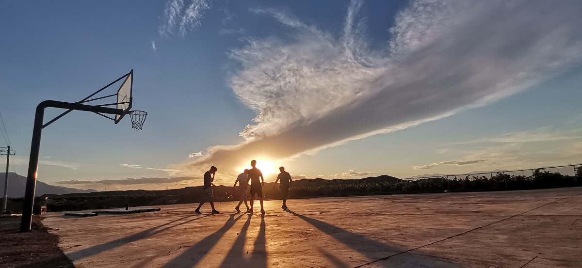 一组夕阳下活力四射的小伙打篮球