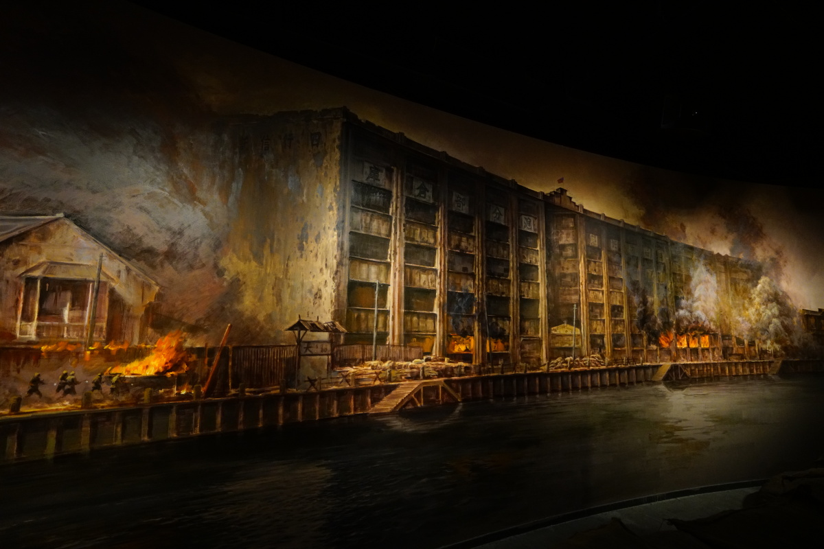 因为电影八佰去四行仓库参观的游客也多了起来所有人都不由自主地安静