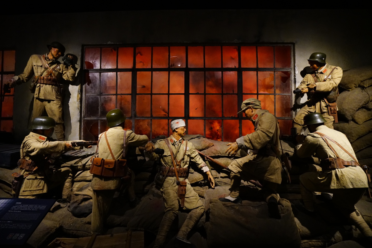 因为电影八佰去四行仓库参观的游客也多了起来所有人都不由自主地安静