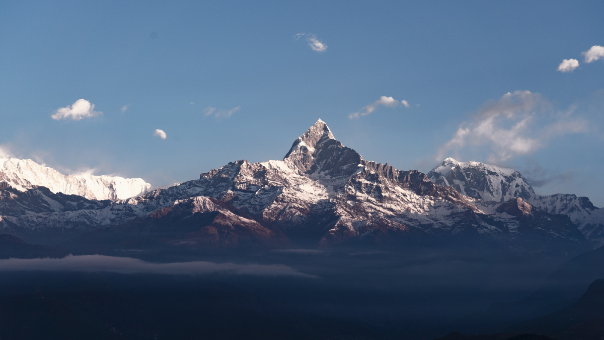 喜马拉雅山脉鱼尾峰日出