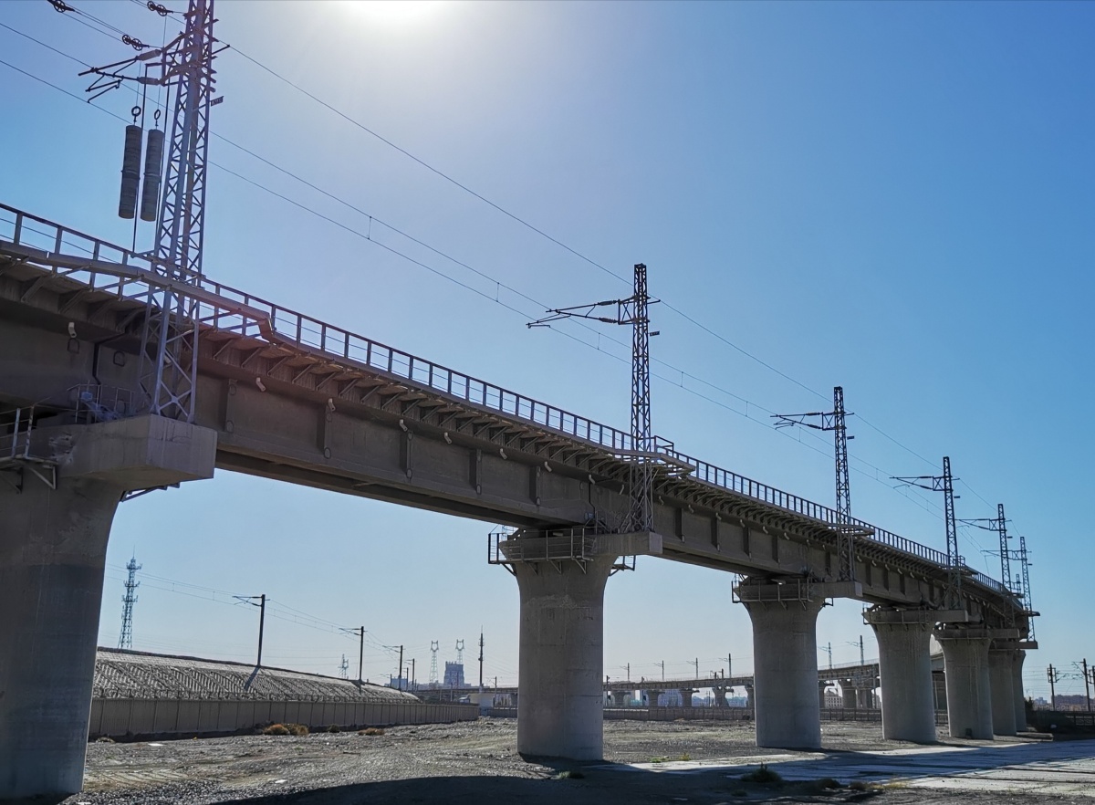 哈密铁路客运货运立交桥～一列动车正在驶过 - 常玉国 - 图虫