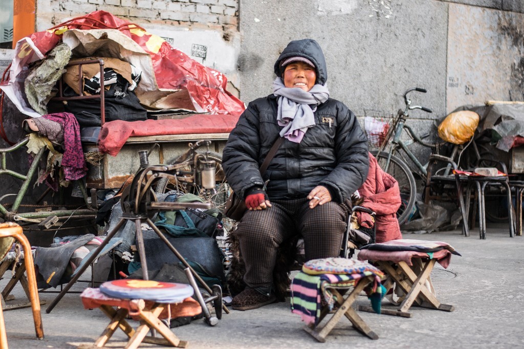 小城街角偶遇的修鞋匠，果然，笑容比阳光更容易驱赶冬日的寒冷。