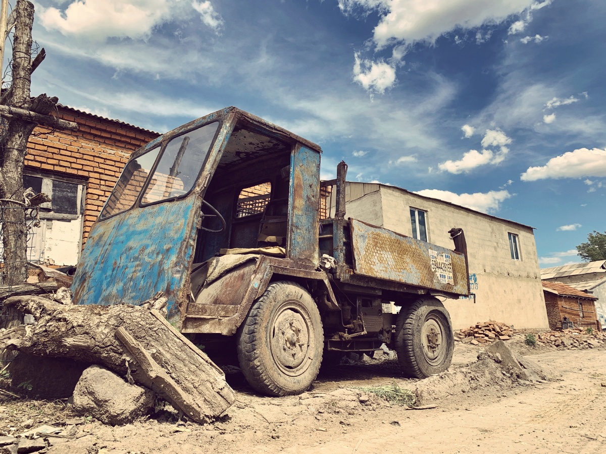 破旧的小卡车曾经装载得是全家人的希望如今不知还能否启动