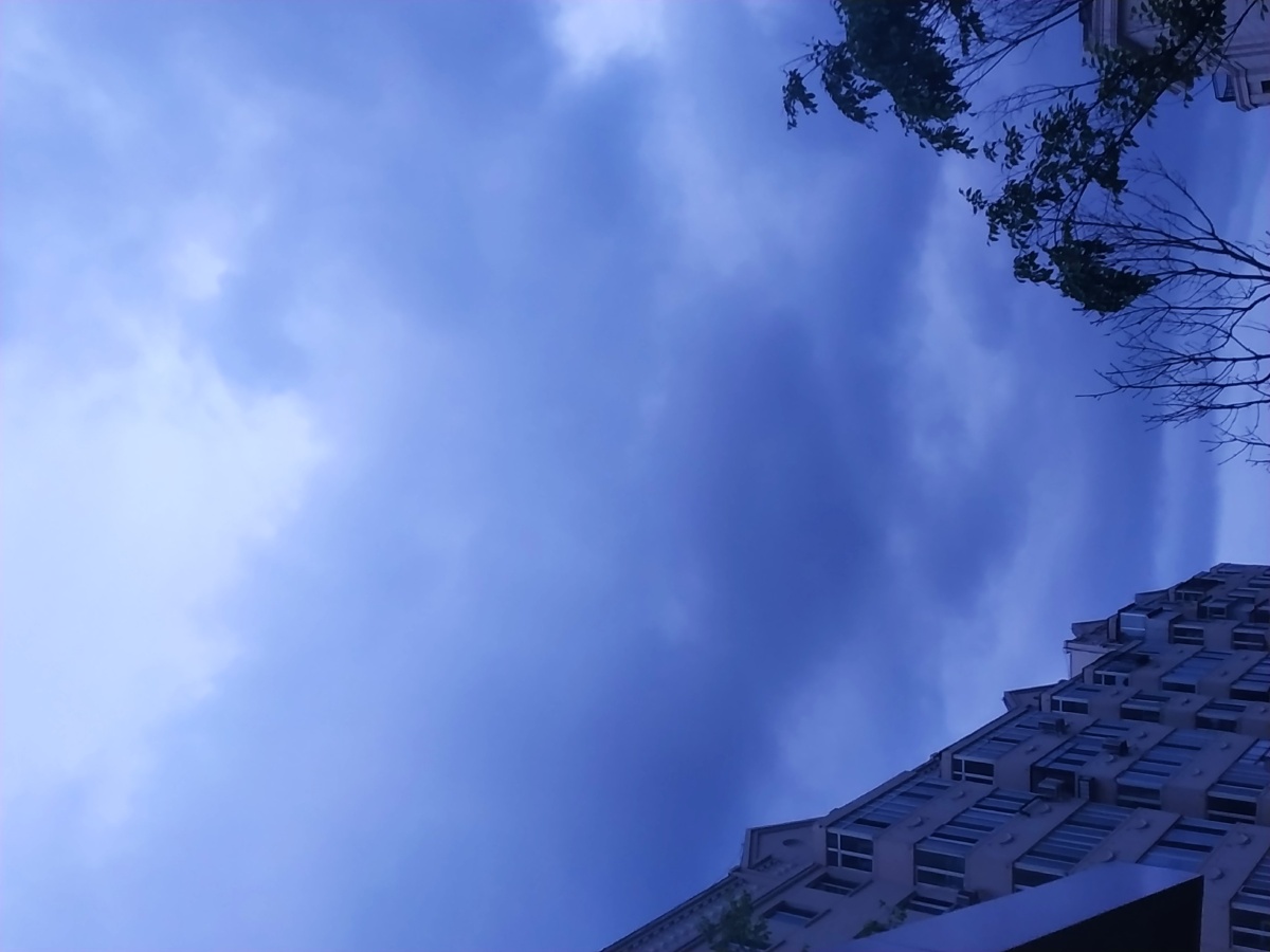 雨后凌晨三点的天空