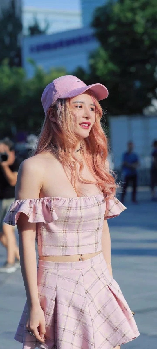 打扮前卫的女孩