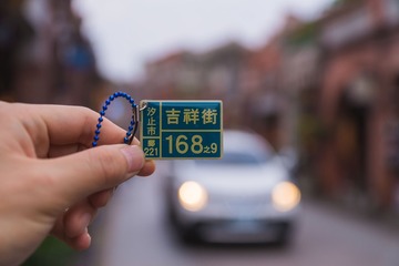 251852