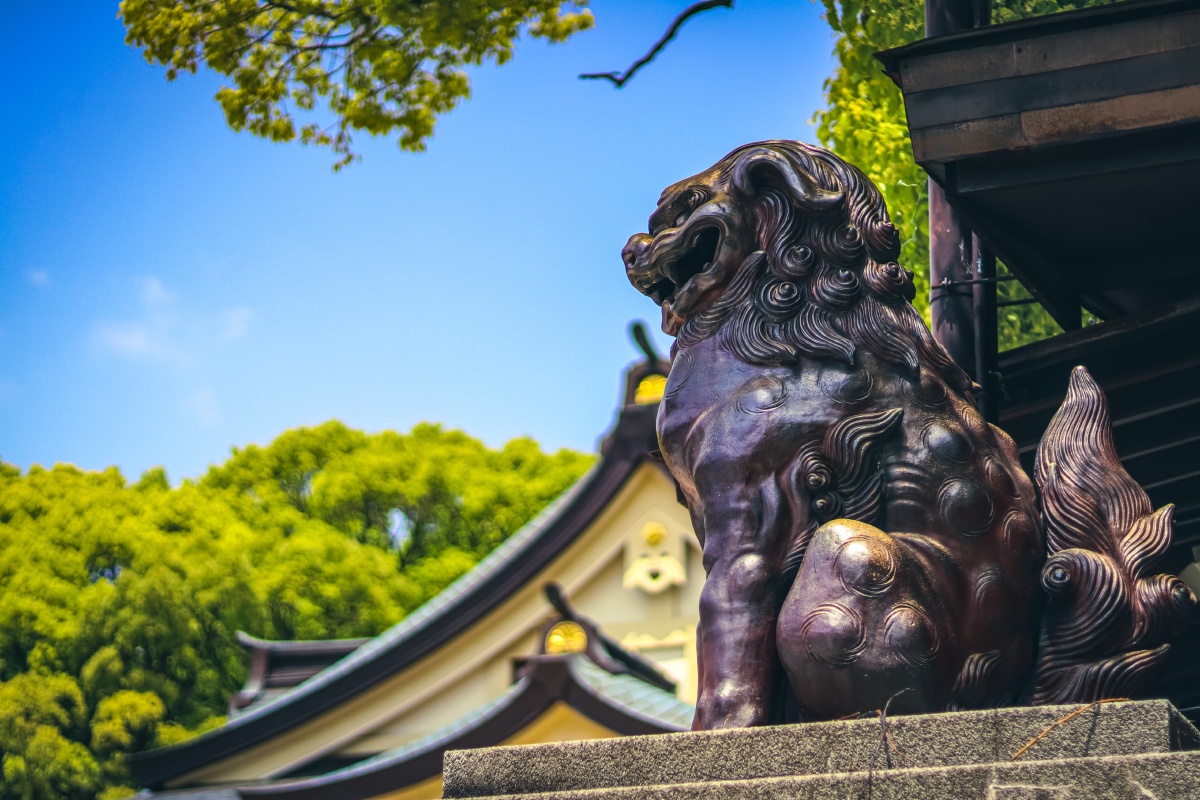 日本神社里有也石狮子