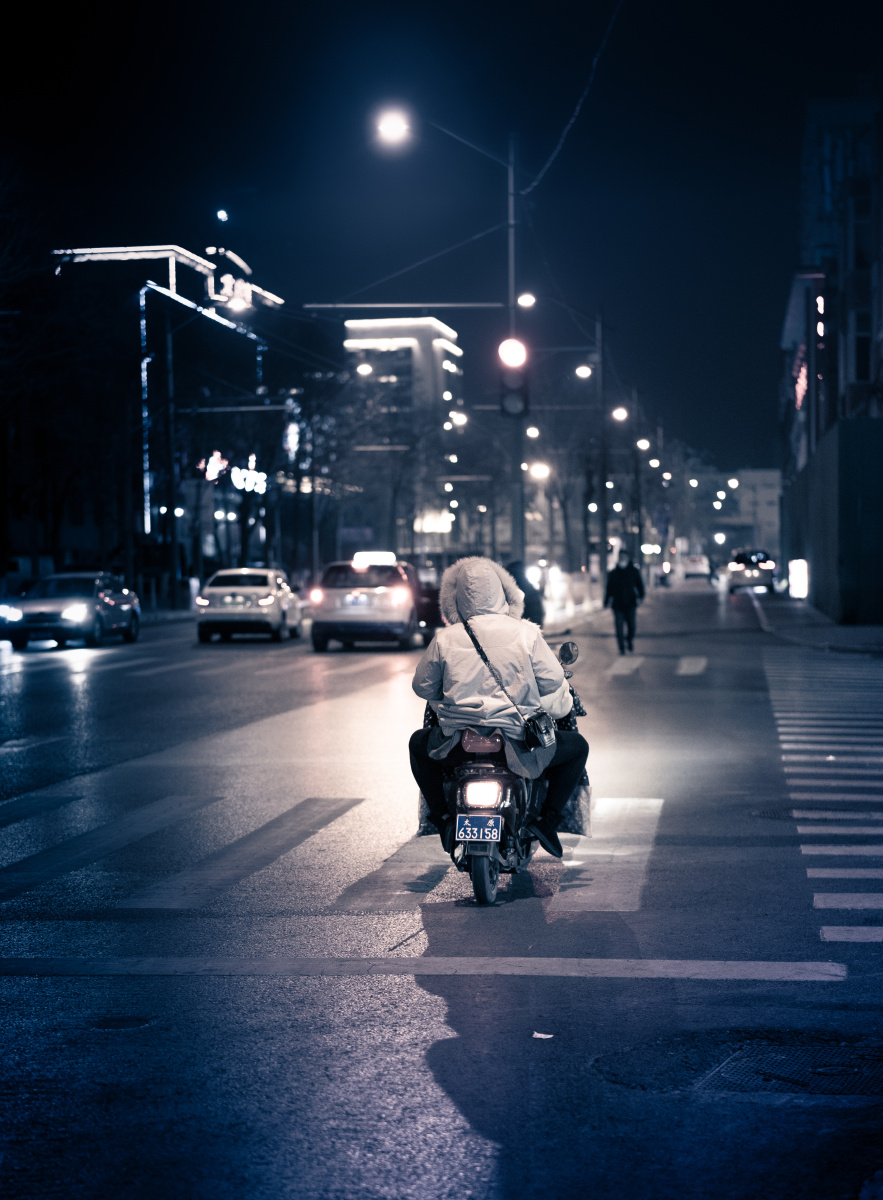 城市里有了灯光不会觉得夜色冷或者孤独