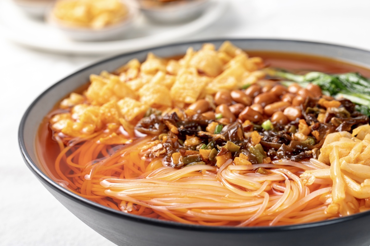 一碗自然状态的螺蛳粉摆拍凌乱中带些整齐