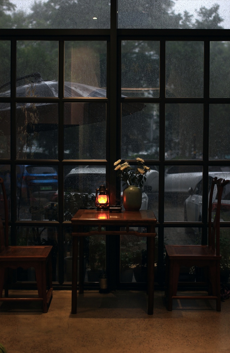 雨天不妨找一家茶店听雨喝茶