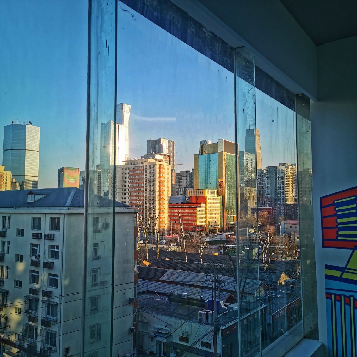 办公室窗外的中国尊